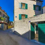 Perla Varos * Split