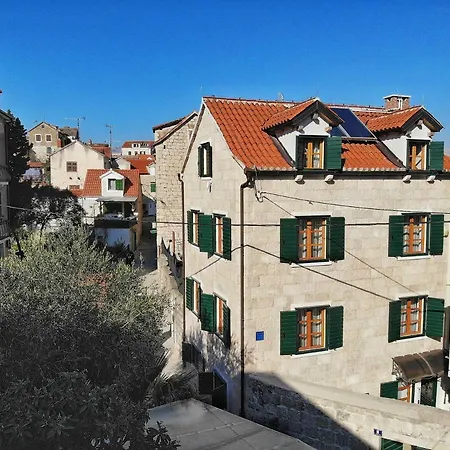 Perla Varos Apartment *
