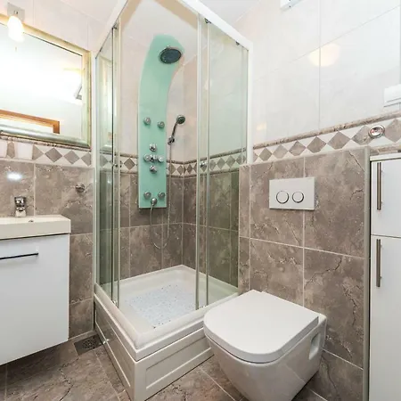 Perla Varos Apartment