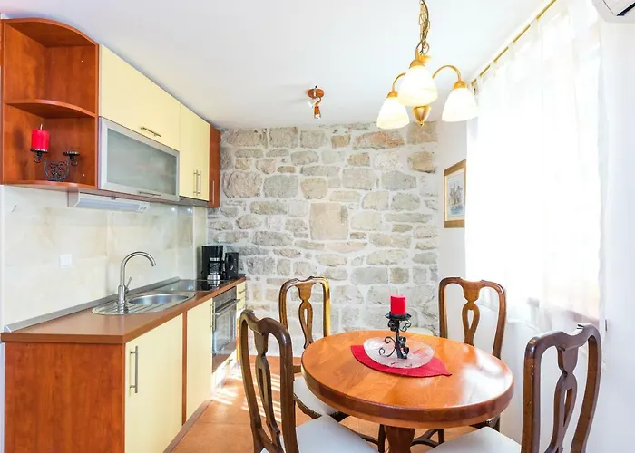 Perla Varos Apartment