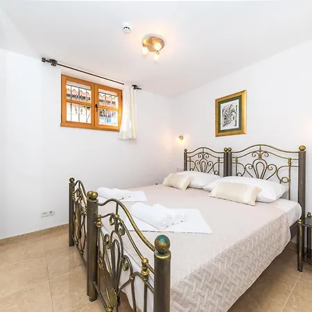 Апартаменти Perla Varos *