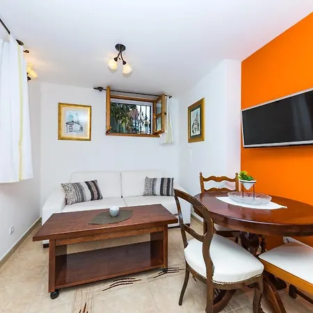 Perla Varos Apartment